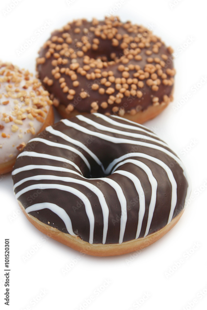 ciambelle al cioccolato isolate su sfondo bianco ciambelle al cioccolato isolate su sfondo bianco