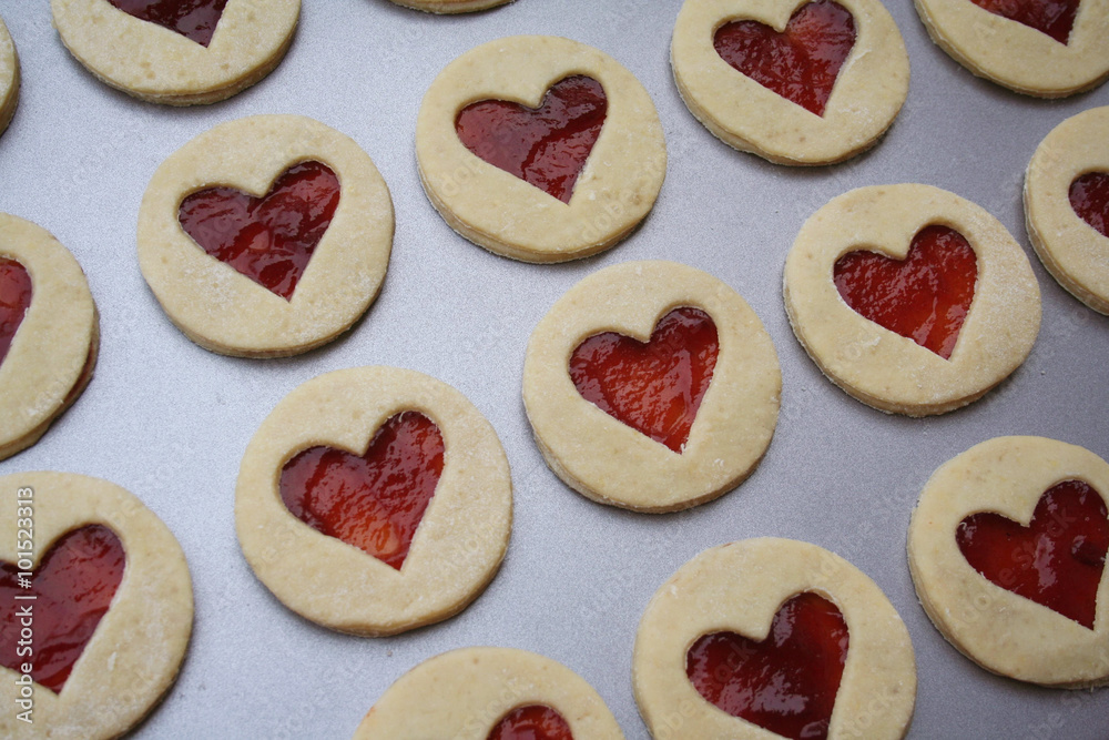biscotti  a forma di cuore con marmellata. San Valentino