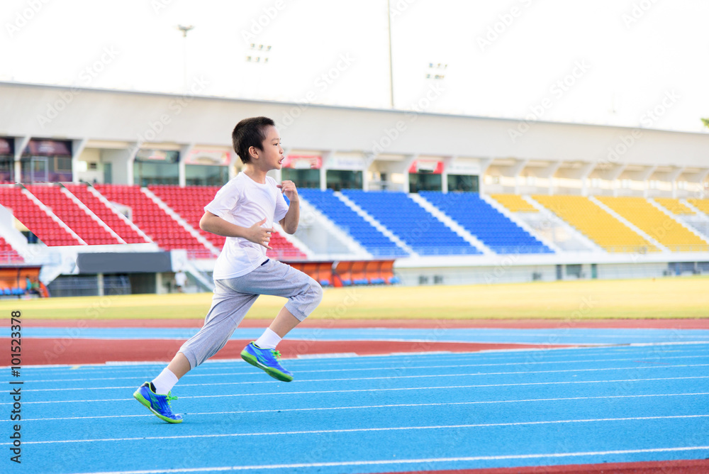 Obraz premium Boy runnin on blue track