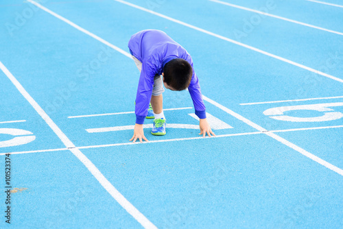 Boy runnin on blue track © TinPong