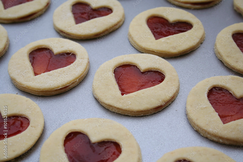 biscotti a forma di cuore con marmellata. San Valentino