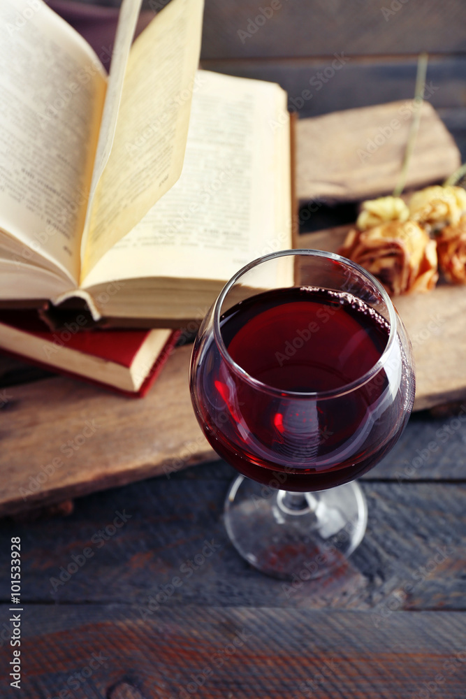Φωτογραφία Beautiful composition with glass of wine with old books on table close up