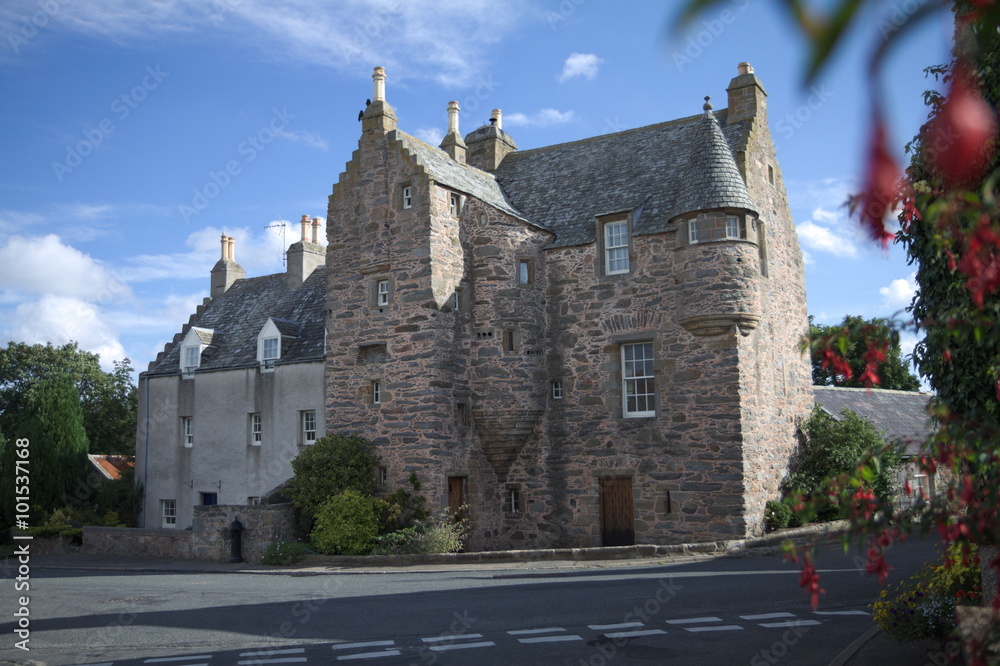 Scottish baronial style Fordyce Castle Festung mitten im Dorf Stock