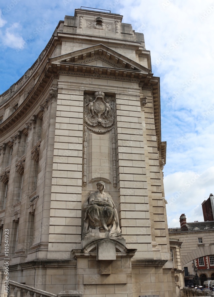 London, Admiralty Arch, seen from The Mall. Sir Thomas Brock's figure of Navigation