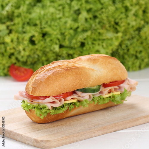 Gesunde Ernährung Sandwich Baguette belegt mit Schinken