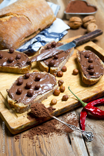 Chleb z czekoladą na drewnianym tle