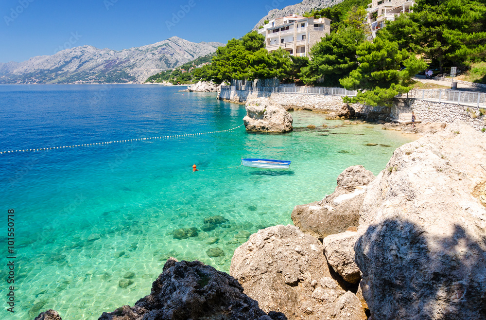 Φωτογραφία crystal clear water of Adriatic sea in Brela on Makarska Riviera, Dalmatia, Croa
