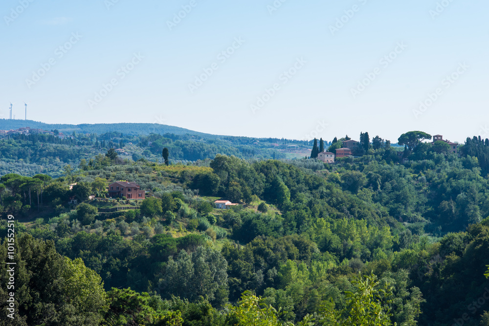 Paesaggio di campagna Toscana, colline coltivazioni, agricoltura