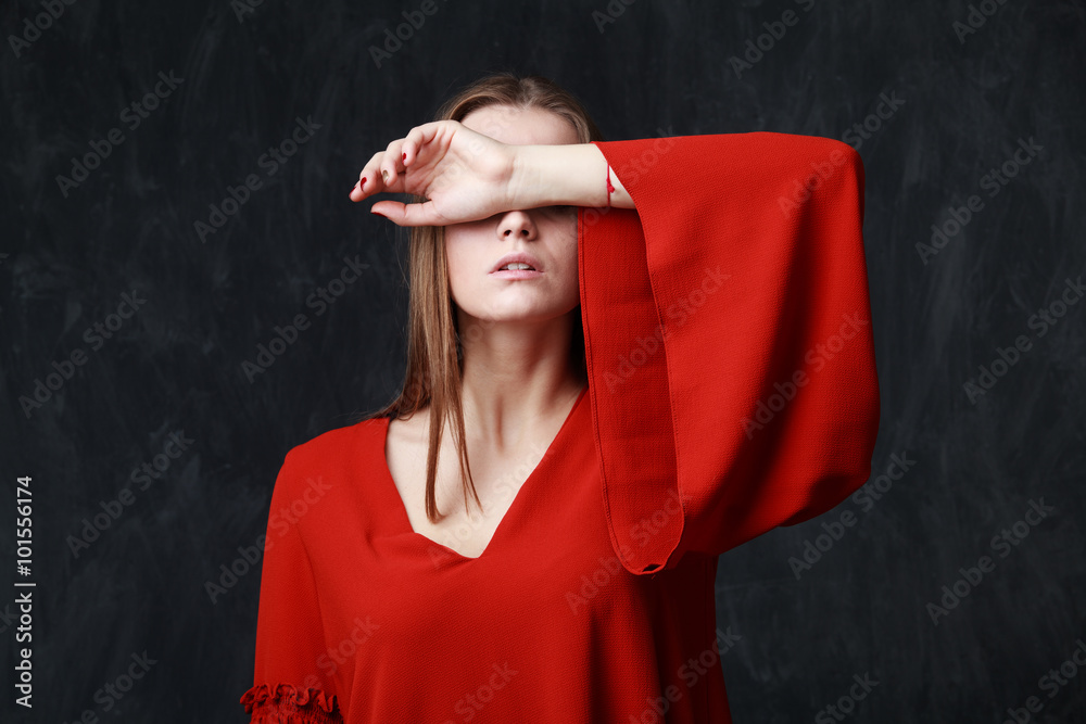 Φωτογραφία Close up portrait of a beautiful sad woman in red dress