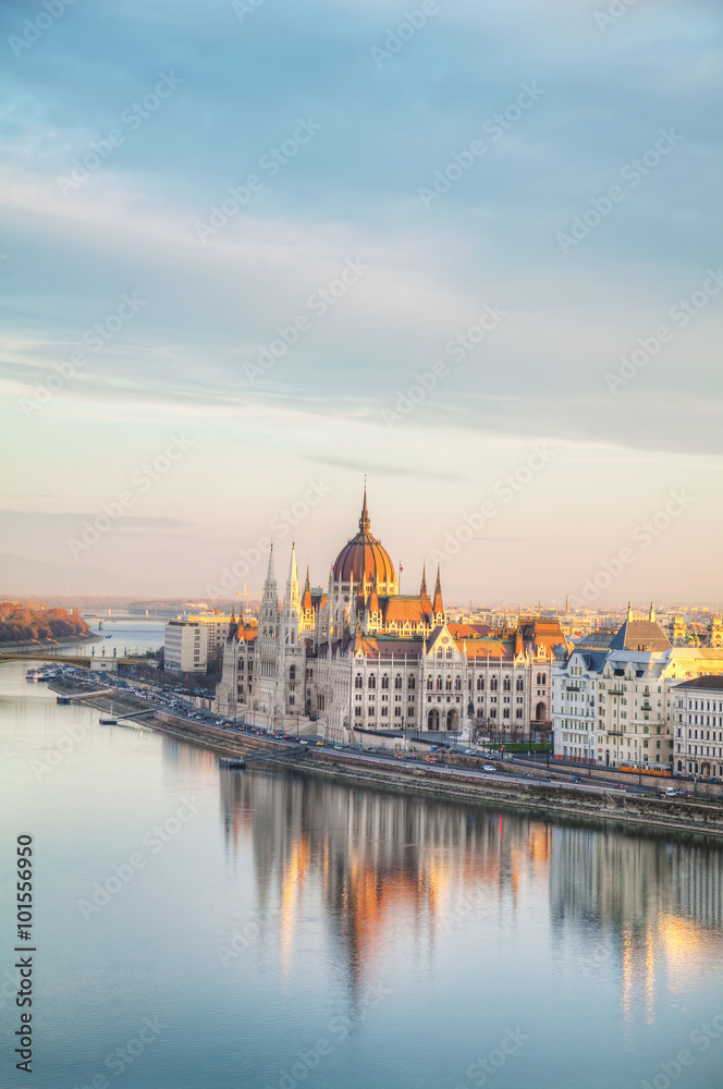 Obraz premium Budynek parlamentu w Budapeszcie na Węgrzech