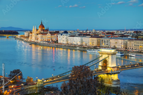 Obraz na płótnie Overview of Budapest at sunset w salonie