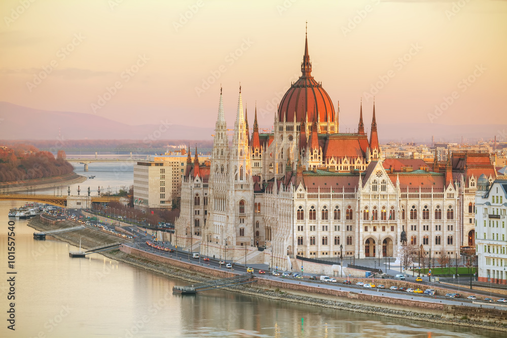 Naklejka premium Budynek parlamentu w Budapeszcie na Węgrzech