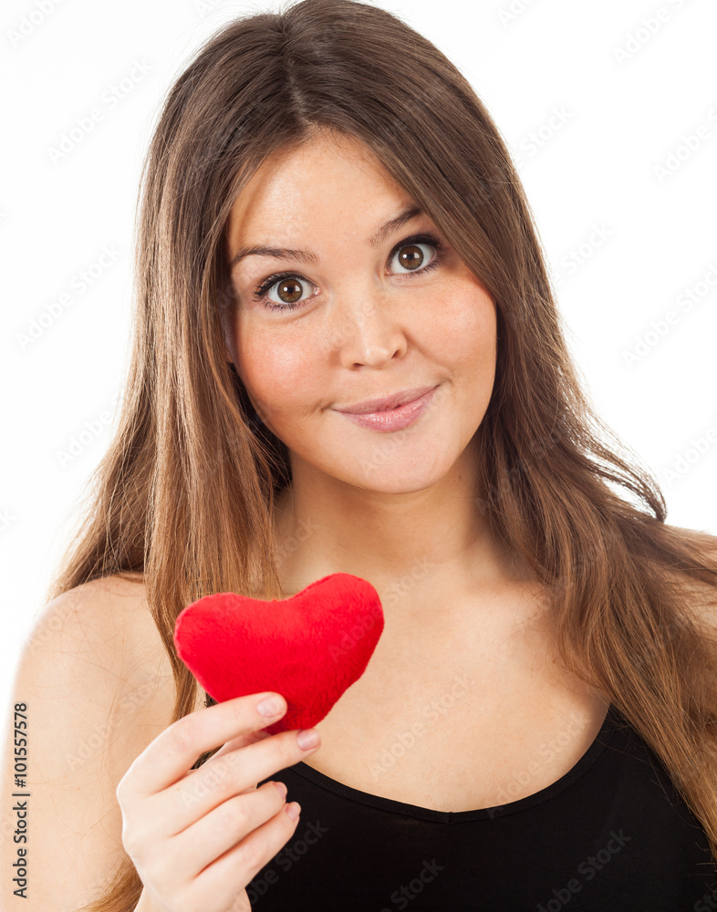 femme amoureuse avec un coeur dans la main à la saint valentin