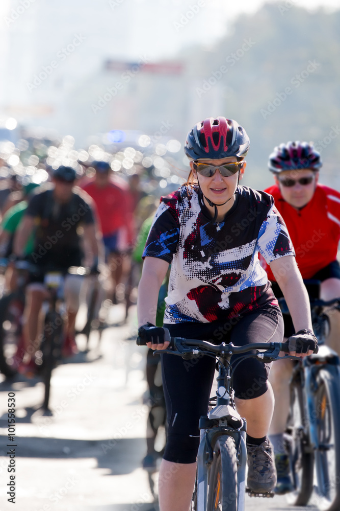 Obraz premium Amateur athletes compete in the amateur bicycle race.