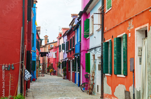 Obraz na płótnie Brightly painted houses at the Burano canal w salonie