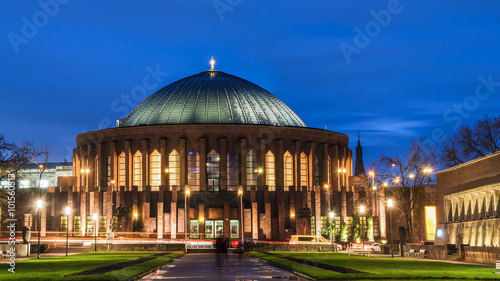 Tonhalle in Düsseldorf am Abend. Konzerthaus am Rhein. Rheinterassen.