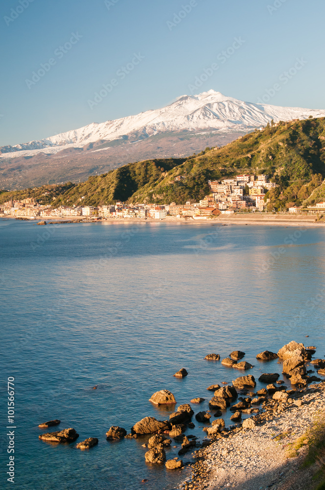 Φωτογραφία View of the touristic village Giardini Naxos, Eastsicily, in the early morning w