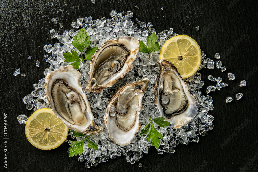 Fototapeta Ústřice podávané na kamenné desky s ledem driftem