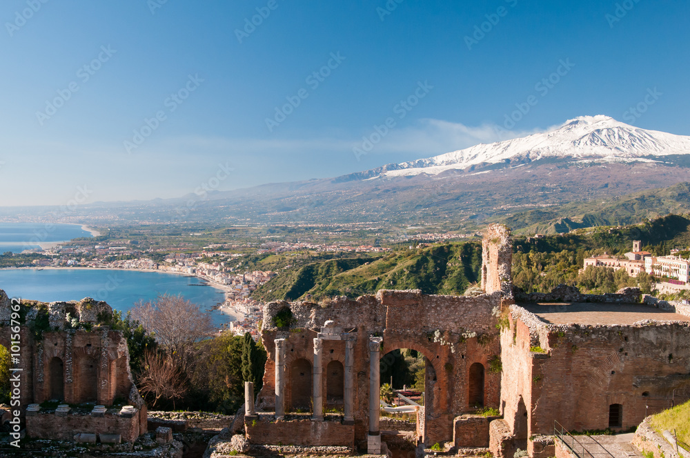 Φωτογραφία View of some columns in the stage of the greek theater in Taormina and a perspec