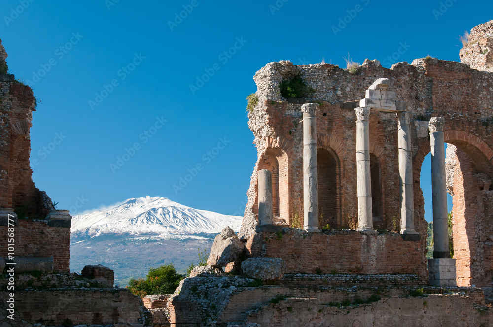 Φωτογραφία View of some columns in the stage of the greek theater in Taormina and a perspec