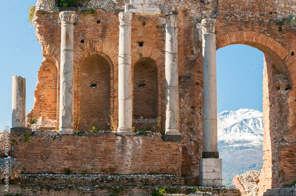 Φωτογραφία View of some columns in the stage of the greek theater in Taormina and a perspec