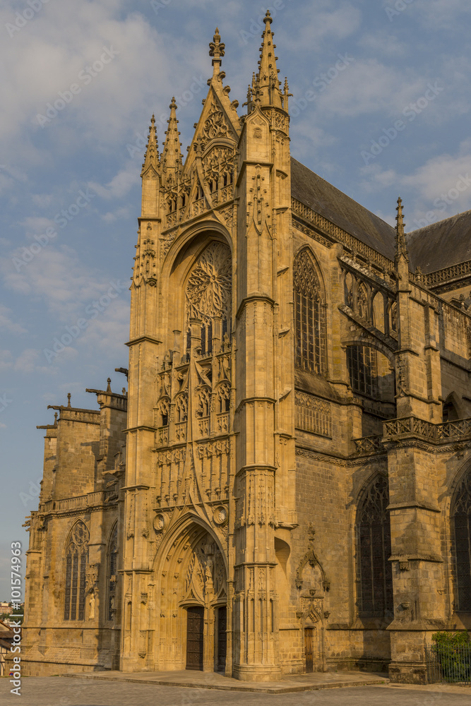 La cathédrale Saint-Étienne est la principale église de Limog