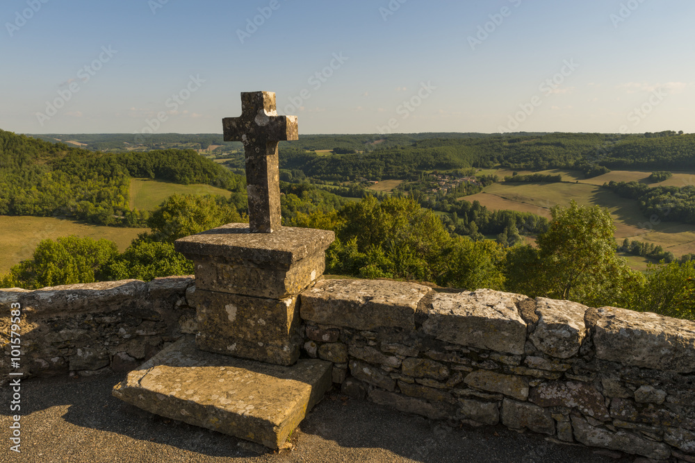 Fototapeta premium Croix en pierre (Calvaire) à Puycelsi, village médiéval et ba