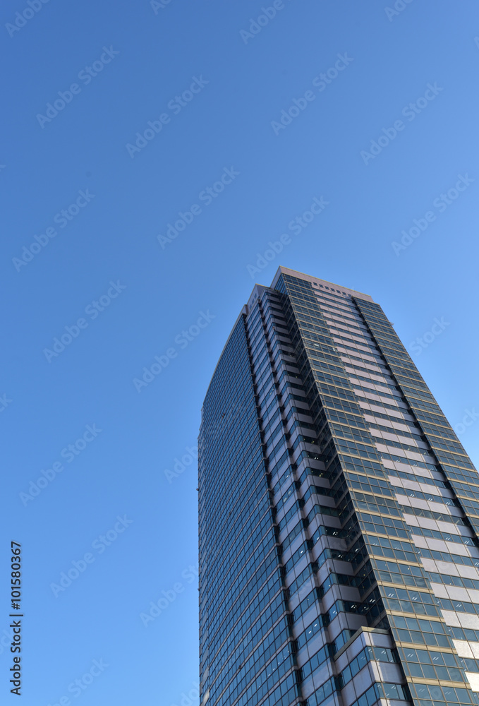 高層ビルと空