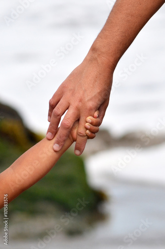 Tomadas de la mano madre e hija