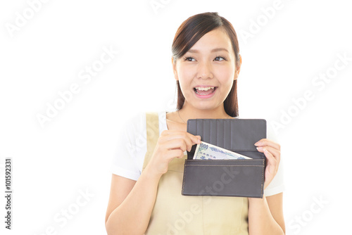 財布を持つ笑顔の主婦