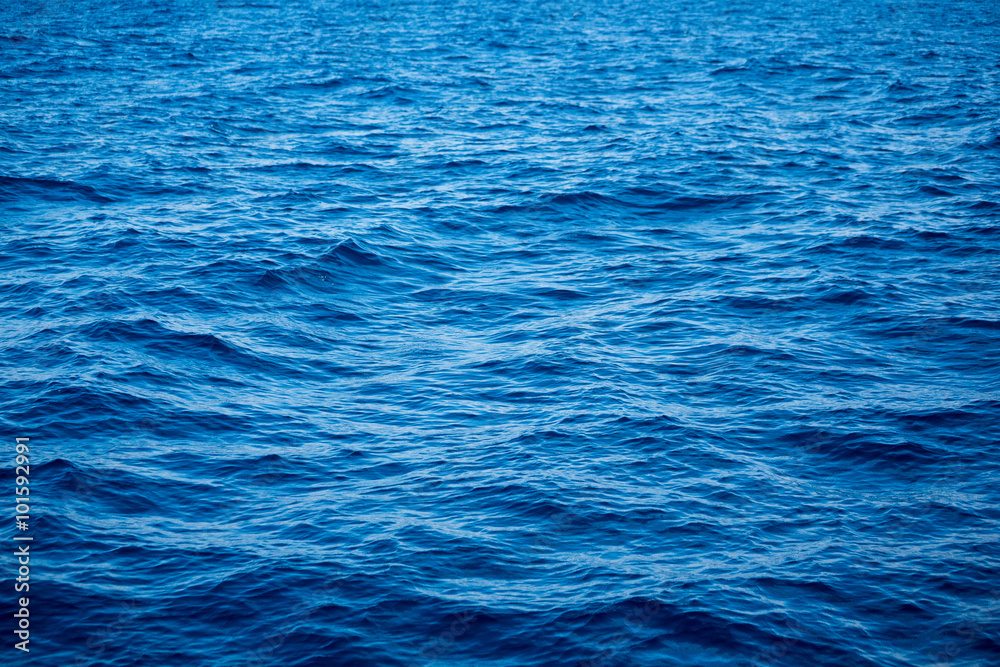 Obraz premium Blue sea surface with waves