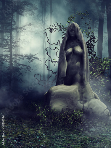 Posąg kobiety z bluszczem w lesie nocą