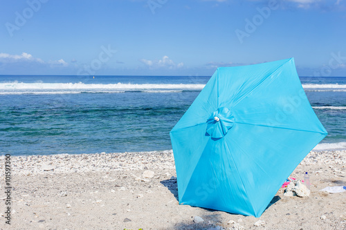 parasol bleu sur plage de Saint-Leu, île de la Réunion  © Unclesam