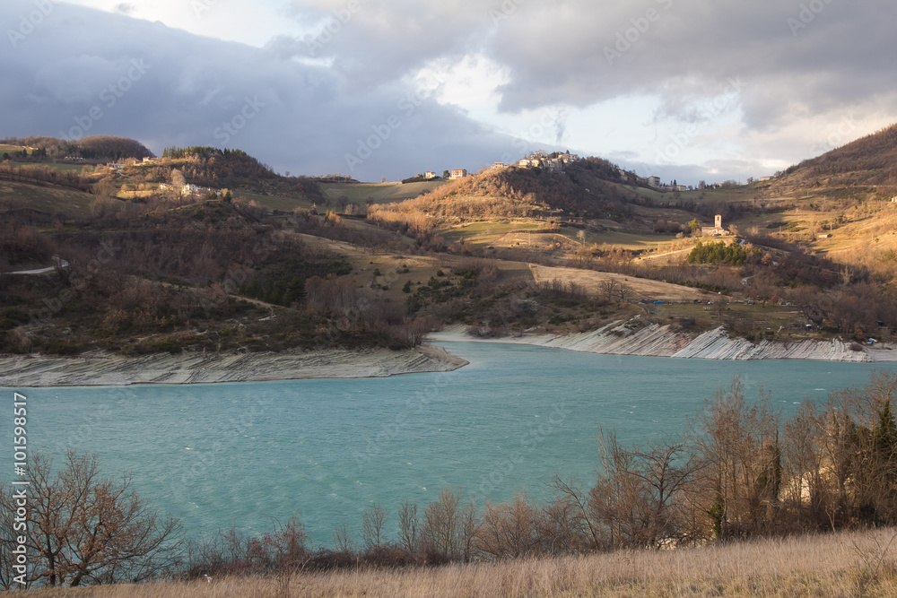 Naklejka premium Lago di Fiastra nelle marche