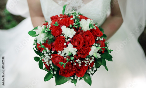 bouquet of flowers that holds the bride