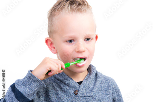 5jähriger putzt sich die zähne