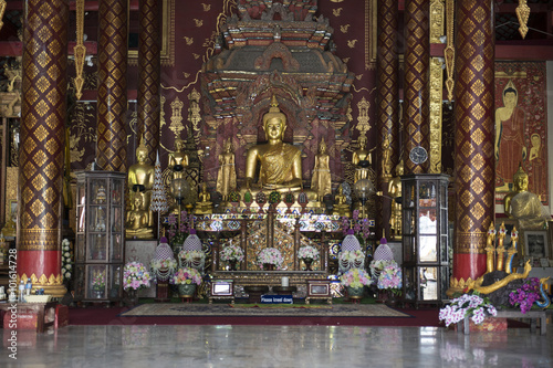 Budas dorados en el interior del un templo budista en la ciudad sagrada de los templos de Chiang Mai, Tailandia.