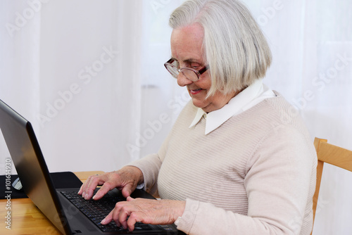 Seniorin am Computer