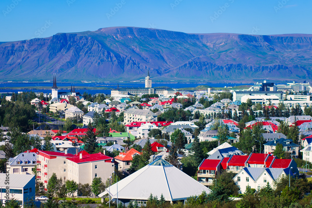 Φωτογραφία Beautiful super wide-angle aerial view of Reykjavik, Iceland with harbor and skyline mountains and scenery beyond the city, seen from the observation tower of Hallgrimskirkja Cathedral