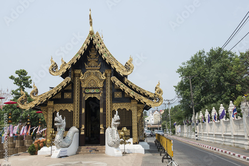 Templo dorado budista en la ciudad sagrada de los templos de Chiang Mai, Tailandia.