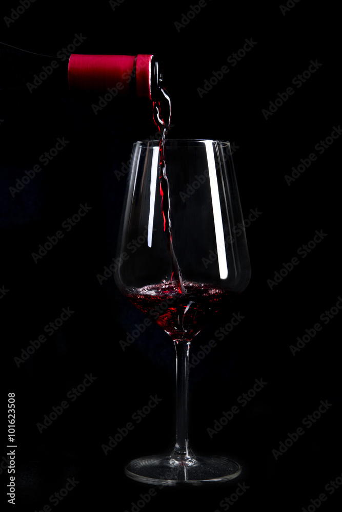 Calice di vino rosso con sfondo nero Stock Photo