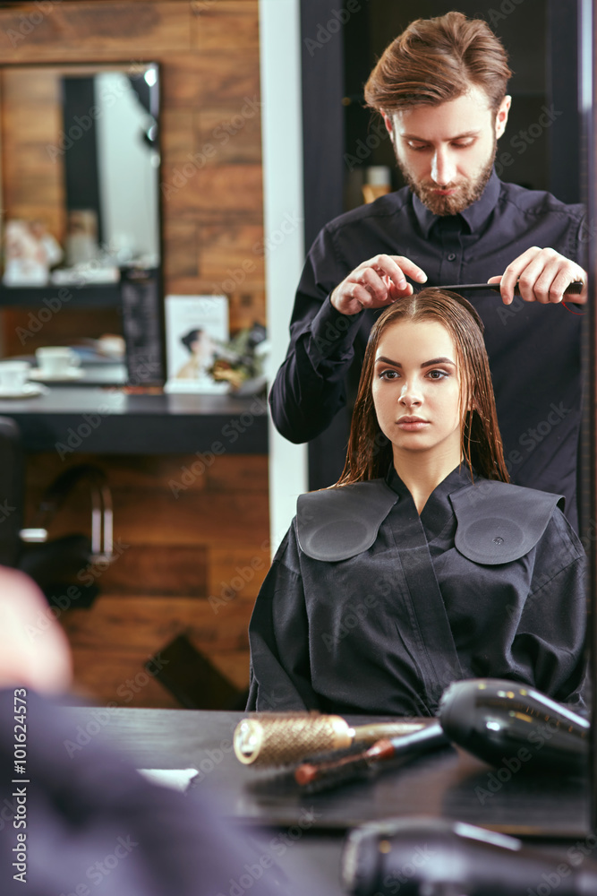 Φωτογραφία Barber makes a feminine haircut at the beauty salon for a young, beautiful girl