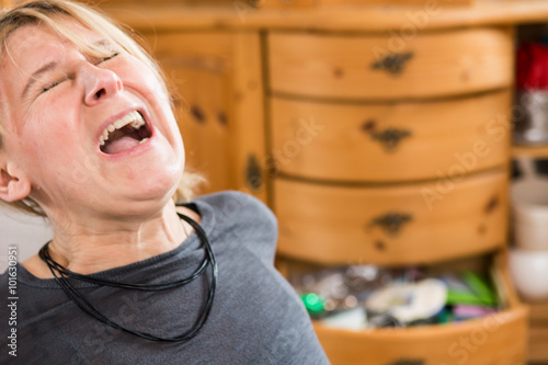 frau schreit vor angst