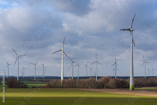 Windräder vor einem bewölkten Himmel