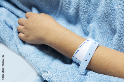 hand with patient identification bracelet photo