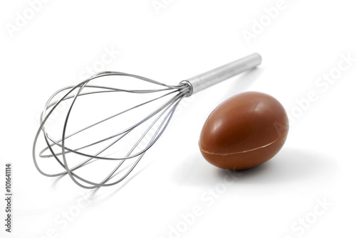 Frusta con uovo di cioccolato