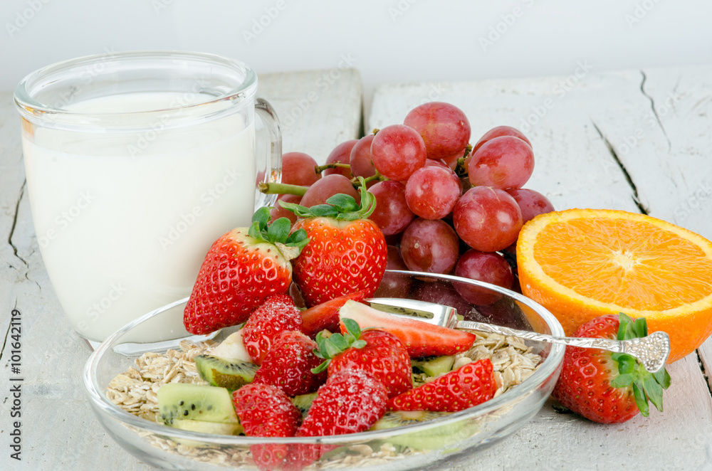 Good morning: Breakfast with fruit and cereals :) Good morning: Breakfast with fruit and cereals :)