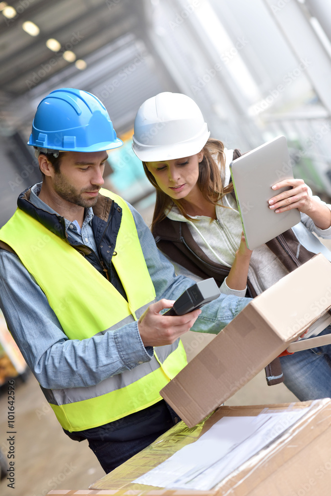 Foto Store manager with warehouseman checking goods reception