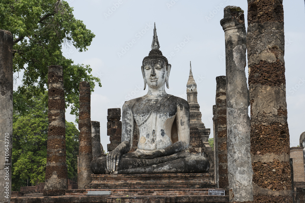 Gran buda de piedra y stupa en el Parque arqueológico de Sukhothai, Tailandia 