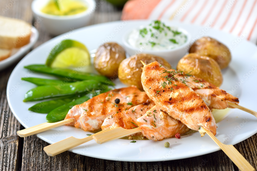 Gegrillte Lachsspießchen in Limettensoße mit Zuckerschoten und kleinen Backkartoffeln mit Kräuterquark Gegrillte Lachsspießchen in Limettensoße mit Zuckerschoten und kleinen Backkartoffeln mit Kräuterquark
